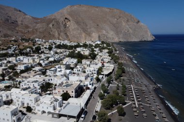 13 Ağustos 2020 'de Yunanistan' ın Santorini adasındaki Perissa plajının havadan görünüşü.