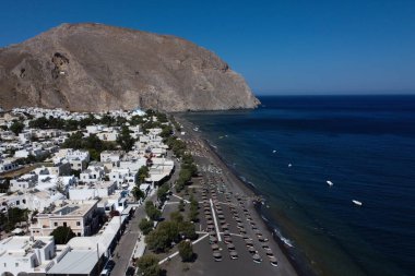 13 Ağustos 2020 'de Yunanistan' ın Santorini adasındaki Perissa plajının havadan görünüşü.