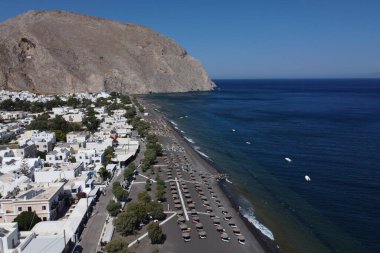 13 Ağustos 2020 'de Yunanistan' ın Santorini adasındaki Perissa plajının havadan görünüşü.