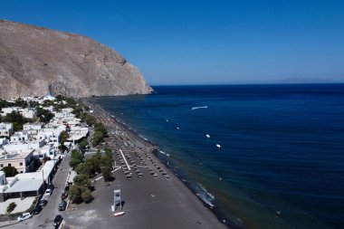 13 Ağustos 2020 'de Yunanistan' ın Santorini adasındaki Perissa plajının havadan görünüşü.