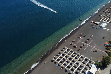 13 Ağustos 2020 'de Yunanistan' ın Santorini adasındaki Perissa plajının havadan görünüşü.