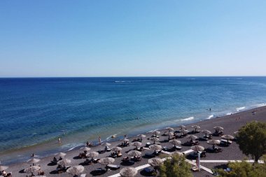 13 Ağustos 2020 'de Yunanistan' ın Santorini adasındaki Perissa plajının havadan görünüşü.