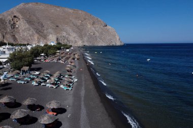 13 Ağustos 2020 'de Yunanistan' ın Santorini adasındaki Perissa plajının havadan görünüşü.