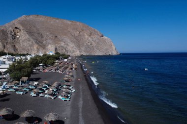 13 Ağustos 2020 'de Yunanistan' ın Santorini adasındaki Perissa plajının havadan görünüşü.