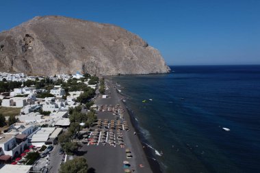 13 Ağustos 2020 'de Yunanistan' ın Santorini adasındaki Perissa plajının havadan görünüşü.