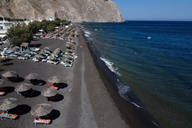 13 Ağustos 2020 'de Yunanistan' ın Santorini adasındaki Perissa plajının havadan görünüşü.