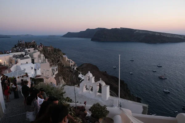 Gente Mira Puesta Sol Ciudad Oia Isla Santorini Grecia Agosto — Foto de Stock