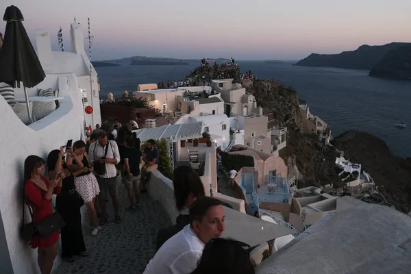 Folk Tittar Solnedgången Staden Oia Santorini Grekland Den Augusti 2020 — Stockfoto