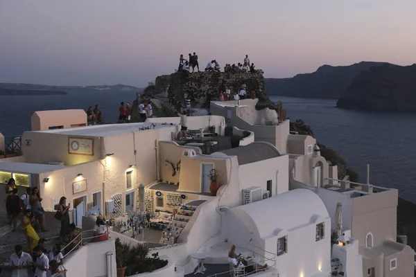Folk Tittar Solnedgången Staden Oia Santorini Grekland Den Augusti 2020 — Stockfoto
