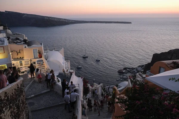 Folk Tittar Solnedgången Staden Oia Santorini Grekland Den Augusti 2020 — Stockfoto