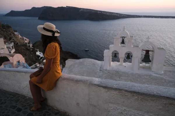 Gente Mira Puesta Sol Ciudad Oia Isla Santorini Grecia Agosto —  Fotos de Stock
