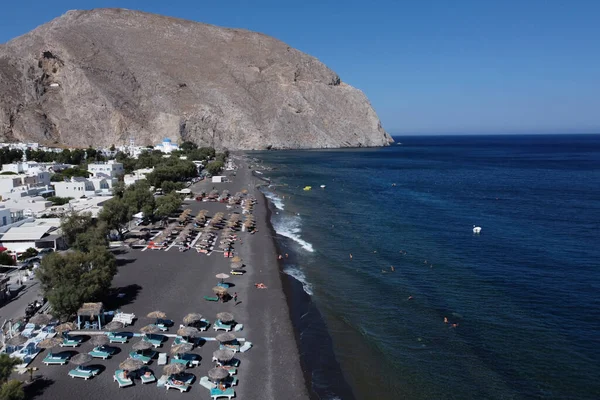 13 Ağustos 2020 'de Yunanistan' ın Santorini adasındaki Perissa plajının havadan görünüşü.