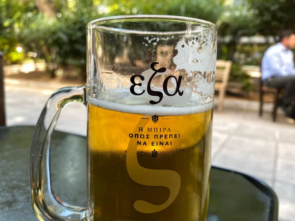 Ett Glas Eza Greek Beer Lager Serveras Baren Aten Grekland — Stockfoto