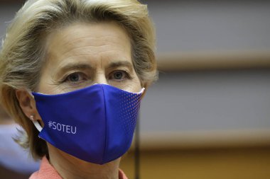 Avrupa Komisyonu Başkanı Ursula von der Leyen, Avrupa Parlamentosu 'nda 16 Eylül 2020' de yaptığı ilk konuşmada maske takıyor..