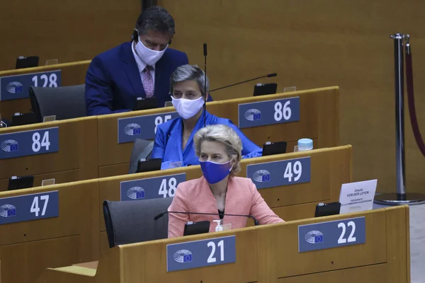 Przewodniczący Komisji Europejskiej Ursula Von Der Leyen Nosi Maskę Twarzy — Zdjęcie stockowe