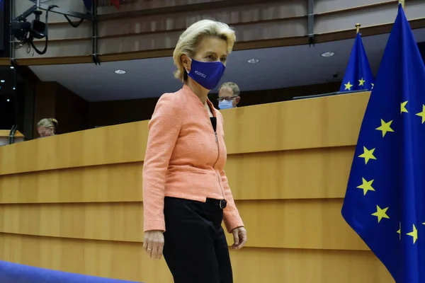 Europeiska Kommissionens Ordförande Ursula Von Der Leyen Bär Ansiktsmask Sitt — Stockfoto