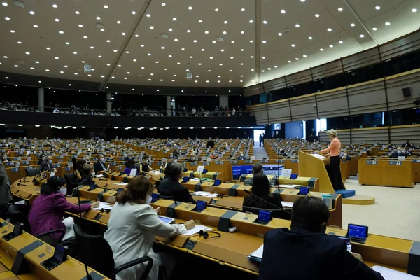 欧盟委员会主席Ursula Von Der Leyen于2020年9月16日在比利时布鲁塞尔欧洲议会的首次国情咨文演说中向全会致辞 — 图库照片