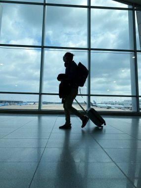 24 Temmuz 2020 'de Brüksel, Belçika' daki Zaventem uluslararası havaalanında Coronavirus 'un yayılmasını önlemek için maske takan yolcular