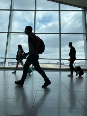 24 Temmuz 2020 'de Brüksel, Belçika' daki Zaventem uluslararası havaalanında Coronavirus 'un yayılmasını önlemek için maske takan yolcular