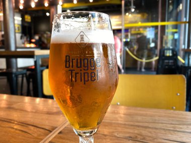 Brouwerij Palm tarafından 12 Temmuz 2020 'de Belçika' nın başkenti Brüksel 'de üretilen eşsiz bir Belçika üçlü bira bardağı.