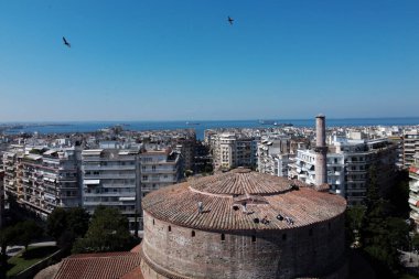 İşçiler, M.S. 4. yüzyılın başlarında Yunanistan 'ın Selanik kentinde 28 Temmuz 2020' de inşa edilen Rotunda amblem anıtının çatısını temizliyorlar..