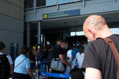 Yunanistan 'ın Selanik kentindeki Makedonya' nın Schengen Bölgesi havaalanından 24 Temmuz 2020 'de yolcu geliyor.