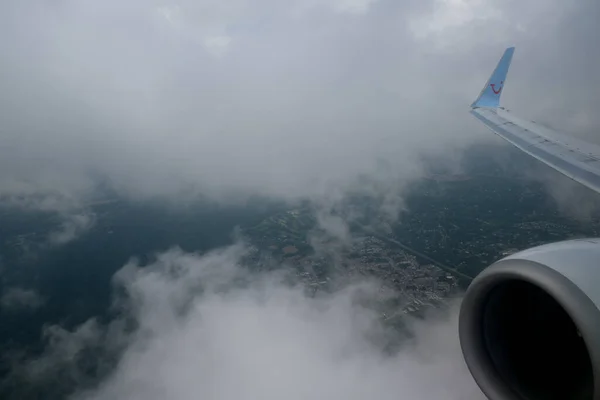 Felhők Megtekintése Repülőgép Ablakából Ahogy Belgium Felett Repül 2020 Július — Stock Fotó