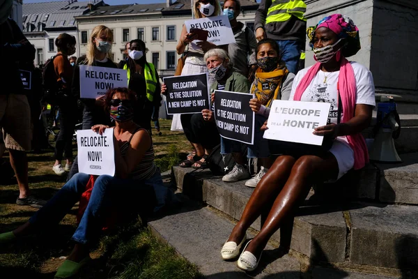 人権活動家は 2020年9月17日ベルギー ブリュッセルで開催された欧州議会全体会議において ギリシャ モリア難民キャンプ危機に関する議論中に欧州議会前で抗議する — ストック写真