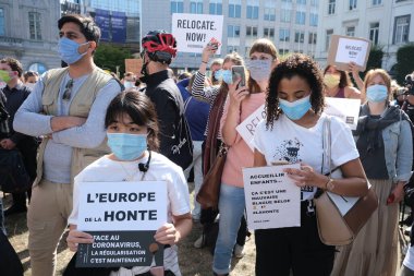 İnsan hakları savunucuları, 17 Eylül 2020 'de Brüksel, Belçika' da düzenlenen Avrupa Parlamentosu genel kurul toplantısında Yunan Moria mülteci kampı kriziyle ilgili tartışmalar sırasında Avrupa Parlamentosu önünde protesto gösterisi düzenlediler.. 