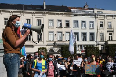 İnsan hakları savunucuları, 17 Eylül 2020 'de Brüksel, Belçika' da düzenlenen Avrupa Parlamentosu genel kurul toplantısında Yunan Moria mülteci kampı kriziyle ilgili tartışmalar sırasında Avrupa Parlamentosu önünde protesto gösterisi düzenlediler.. 