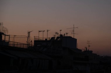 Yunanistan 'ın Atina kentinde 3 Ağustos 2020' de bir dairenin tepesinde televizyon antenleri