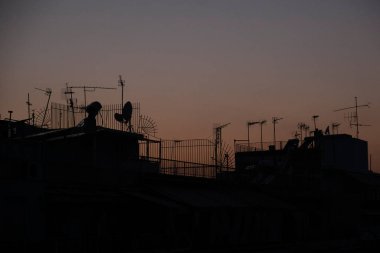 Yunanistan 'ın Atina kentinde 3 Ağustos 2020' de bir dairenin tepesinde televizyon antenleri