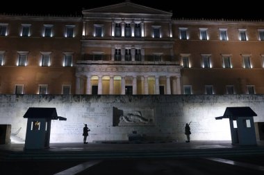 Yunanistan Cumhurbaşkanlığı Muhafız Teşkilatı, 21 Ağustos 2020 'de Yunanistan' ın Atina kentindeki parlamento binası önündeki bilinmeyen askerin anıtında