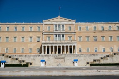 Cumhurbaşkanlığı muhafızları 11 Ağustos 2020 'de Yunanistan' ın Atina kentindeki Meçhul Asker Mezarı önünde nöbet değişimi gerçekleştirdiler.