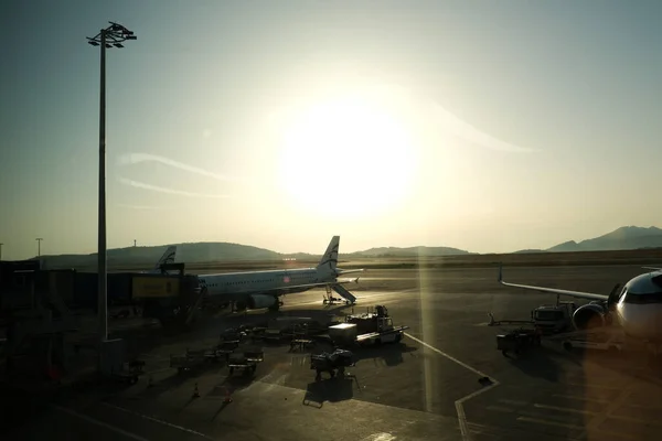 Zicht Vliegtuigen Bij Het Eerste Ochtendlicht Athens International Airport Griekenland — Stockfoto