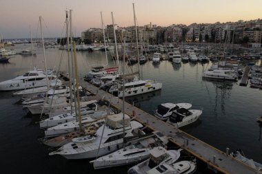 30 Ağustos 2020 'de Yunanistan' ın Pire limanına yanaşan yat ve yelkenli teknelerle ikonik Marina Zeas veya Pasalimani limanının insansız hava aracı fotoğrafı.