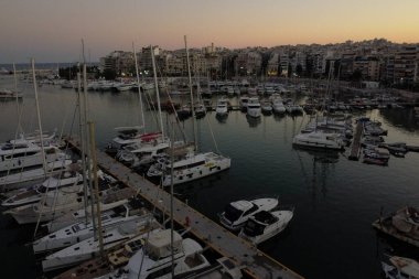 30 Ağustos 2020 'de Yunanistan' ın Pire limanına yanaşan yat ve yelkenli teknelerle ikonik Marina Zeas veya Pasalimani limanının insansız hava aracı fotoğrafı.