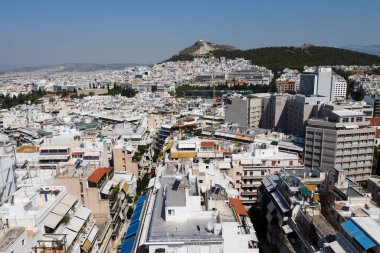 İkonik Lycabettus Tepesi ve Atina şehrinin 4 Ağustos 2020 'deki insansız hava aracı görüntüleri