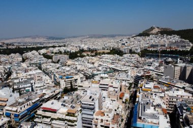 İkonik Lycabettus Tepesi ve Atina şehrinin 4 Ağustos 2020 'deki insansız hava aracı görüntüleri