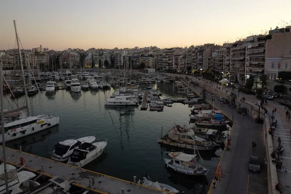 图为2020年8月30日在希腊比雷埃夫斯港停靠的具有标志性的港口城市玛里娜扎斯港或帕萨瓦尼港与游艇和帆船的空中无人驾驶全景照片 — 图库照片