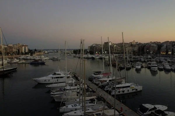 图为2020年8月30日在希腊比雷埃夫斯港停靠的具有标志性的港口城市玛里娜扎斯港或帕萨瓦尼港与游艇和帆船的空中无人驾驶全景照片 — 图库照片