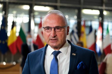 Brüksel, Belçika. 21 Eylül 2020. Hırvatistan Dışişleri ve Avrupa İşleri Bakanı Gordan Grliç-Radman, AB dışişleri bakanlarının Avrupa Konseyi binasına yaptıkları toplantıya katılmak üzere geldi.