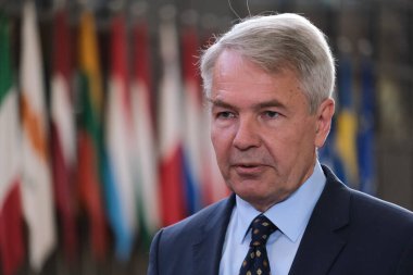Brüksel, Belçika. 21 Eylül 2020. Finlandiya Dışişleri Bakanı Pekka Haavisto, AB dışişleri bakanlarının Avrupa Konseyi binasına yaptıkları toplantıya katılmak üzere geldi.