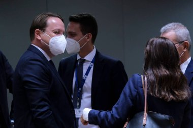Brüksel, Belçika. 21 Eylül 2020. AB Komiseri Oliver Varhelyi, AB dışişleri bakanlarının Avrupa Konseyi binasına yaptıkları toplantıya katılmak üzere geldi.