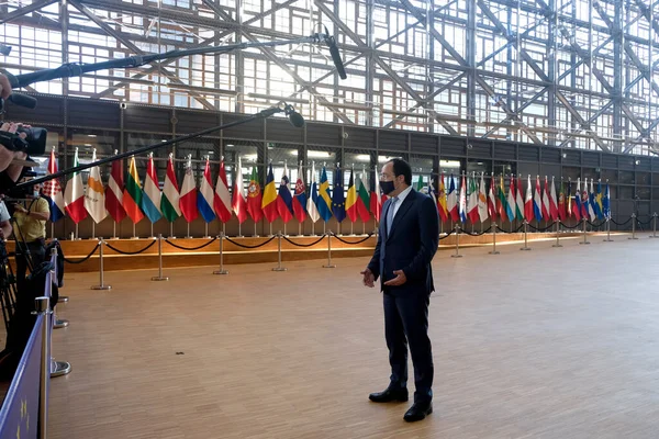 Brüksel, Belçika. 21 Eylül 2020. Kıbrıs Rum Dışişleri Bakanı Nikos Hristodoulides, AB dışişleri bakanlarının Avrupa Konseyi binasına yaptıkları toplantıya katılmak üzere geldi..