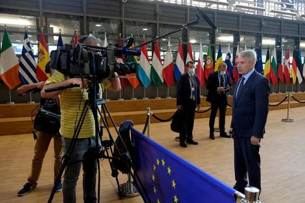 Brüksel, Belçika. 21 Eylül 2020. Finlandiya Dışişleri Bakanı Pekka Haavisto, AB dışişleri bakanlarının Avrupa Konseyi binasına yaptıkları toplantıya katılmak üzere geldi.