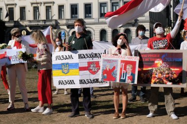 Halk, Belçika 'nın Brüksel kentindeki Avrupa Parlamentosu önünde 21 Eylül 2020' de Beyaz Rusya 'daki siyasi durumu protesto etmek için toplandı.