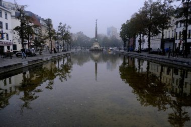 Brüksel, Belçika. 22 Eylül 2020. Sisli bir günde Brüksel 'in aşağısında.