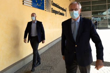 AB baş müzakerecisi Michel Barnier 18 Eylül 2020 'de Brüksel, Belçika' daki Avrupa Konseyi Karargahına yürüdü