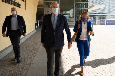 AB baş müzakerecisi Michel Barnier 18 Eylül 2020 'de Brüksel, Belçika' daki Avrupa Konseyi Karargahına yürüdü